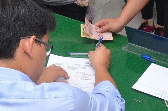 Học sinh ở TP HCM nộp lệ phí khi tham gia xét tuyển vào ĐH, CĐ Ảnh: Tấn Thạnh