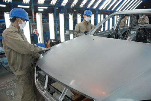 Lắp ráp ô tô tại nhà máy của Công ty Ford Việt NamẢnh: Tấn Thạnh