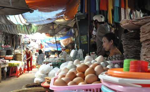 Một quầy sạp kinh doanh sản phẩm từ gia cầm tại chợ trung tâm thị xã Buôn Hồ