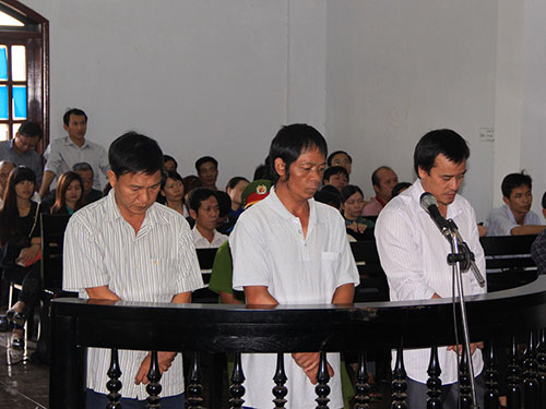 Bị cáo Lê Đình Trọng (giữa) tại phiên tòa xét xử sơ thẩm ngày 19-8