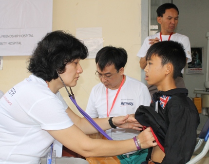 Bác sĩ Bệnh viện Hữu nghị Việt Nam - Cu Ba khám sàng lọc cho 