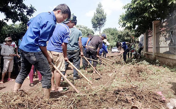 ĐVTN huyện Krông Ana tham gia xây dựng công trình thanh niên tại xã Dray Sáp.