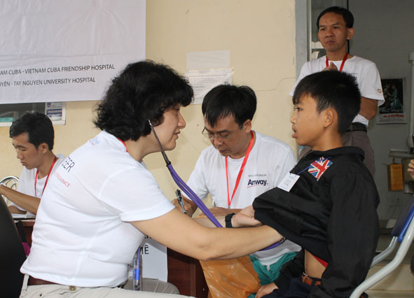 Bác sĩ Bệnh viện Hữu nghị Việt Nam - Cu Ba khám kiểm tra dị tật cho một bệnh nhi.