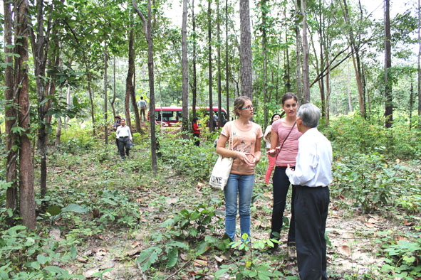 Các nhà nghiên cứu trong và ngoài nước tham quan rừng khộp ở VQG Yok Đôn - hệ sinh thái rừng đặc thù của Tây Nguyên.
