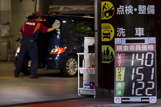 Hôm 24-8, giá dầu thế giới xuống thấp nhất trong hơn 6 năm qua sau khi thị trường chứng khoán Trung Quốc tuột dốc. Trong ảnh: Bảng giá nhiên liệu tại một cây xăng ở Tokyo - Nhật BảnẢnh: Reuters