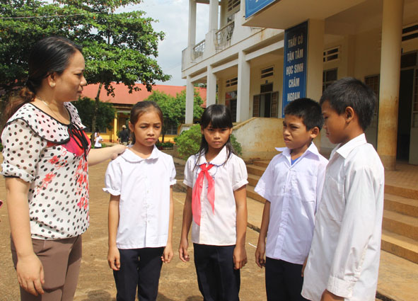 Cô và trò Trường Tiểu học Nơ Trang Lơng trước thềm khai giảng năm học mới 2015-2016.