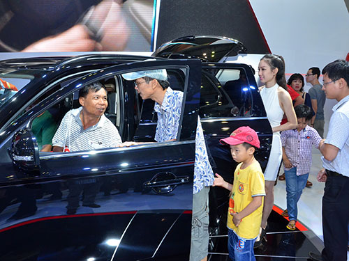 Chỉ riêng tháng 8-2015, đã có 9.000 ô tô được nhập khẩu về Việt Nam Ảnh: TẤN THẠNH