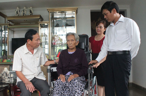 Giám đốc Sở LĐ-TBXH Nguyễn Quang Trường  (bìa trái) thăm hỏi Mẹ Việt Nam Anh hùng Tô Thị Chiểu  (phường Tân Hòa, TP. Buôn Ma Thuột).
