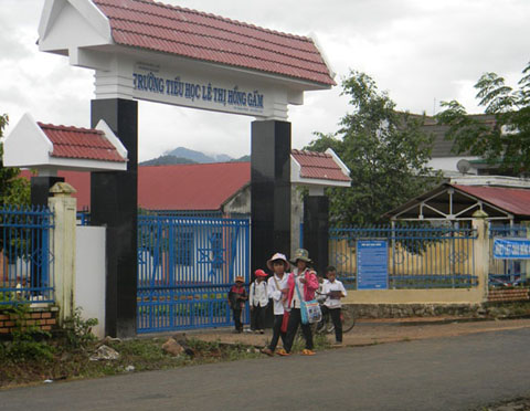 Trường Tiểu học Lê Thị Hồng Gấm được đầu tư xây dựng năm 2013 tại buôn Chiêng Cao - xã Đắk Phơi.