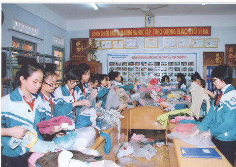 Các em đội viên thuộc Liên đội Trường THCS Phan Chu Trinh soạn quần áo gửi tặng các bạn học sinh có hoàn cảnh khó khăn.