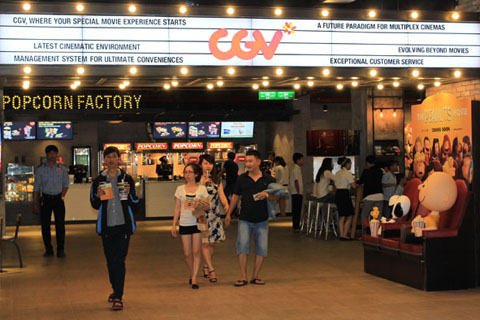 Khán giả đến xem phim tại rạp CGV Buôn Ma Thuột.