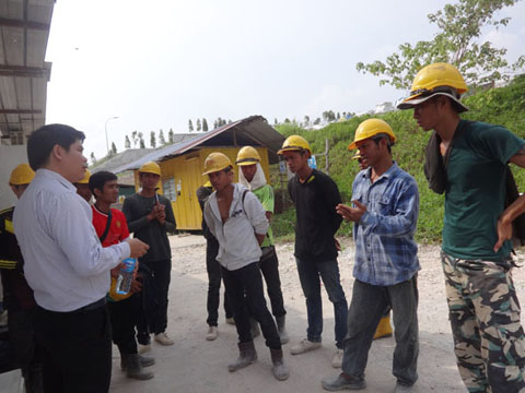 Lãnh đạo  Chi nhánh miền Trung - Tây Nguyên Công ty  Cổ phần  phát triển nguồn  nhân lực Hoàng Long (bìa trái)  tìm hiểu về điều kiện  làm việc  của lao động Việt Nam  tại Malaysia.
