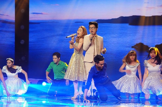 Tiết mục trình diễn của Mỹ Tâm với thí sinh Đức Phúc trong đêm chung kết “Giọng hát Việt 2015”. (Ảnh do chương trình cung cấp)