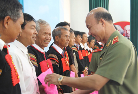 Thiếu tướng Trần Kỳ Rơi, Giám đốc Công an tỉnh tặng quà người có uy tín trong đồng bào dân tộc thiểu số