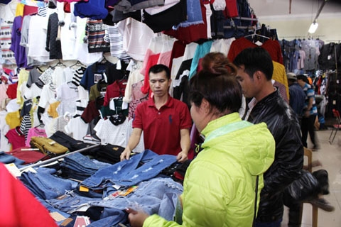 Người tiêu dùng chọn mua hàng may mặc Việt tại chợ Trung tâm Buôn Ma Thuột.