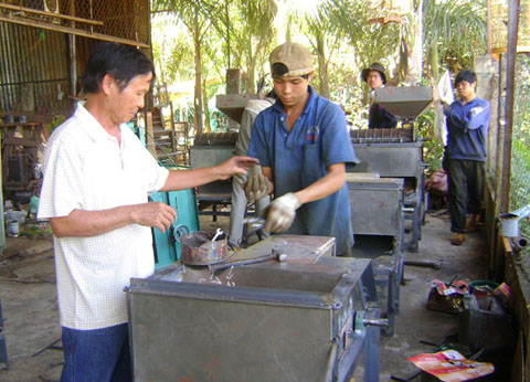 Giáo dân giáo xứ Nam Thiên phát triển nghề cơ khí chế tạo máy tạo dựng thương hiệu “Làng cối Hòa Thuận”.