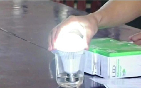 Bóng đèn chạm tay hoặc nhúng vào nước là phát sáng thực chất là ở bên trong có 1 cục pin sạc tích điện.