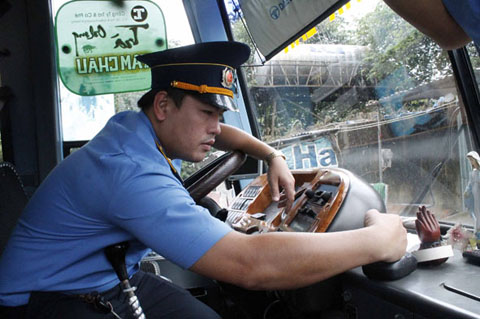 Lực lượng chức năng kiểm tra thiết bị giám sát hành trình của xe khách tại Bến xe liên tỉnh Đắk Lắk.