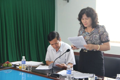 Bà Trương Thị Minh Nguyệt, Trưởng Phòng GD-ĐT thành phố nêu rõ những vấn đề Đoàn quan tâm.