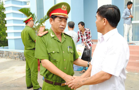 Đại tá Lương Xuân Ngợi, Giám thị Trại giam Đắk Tân  động viên phạm nhân được đặc xá.