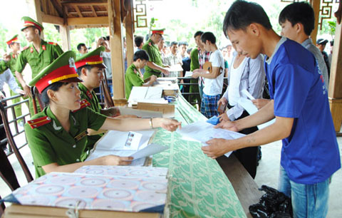 Cán bộ Trại giam Đắk Tân làm thủ tục ra trại  cho các phạm nhân được đặc xá.