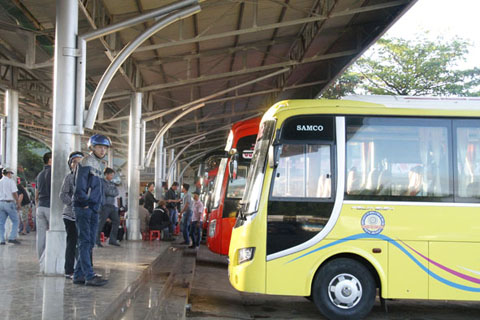 Hành khách chờ xe tại Bến xe liên tỉnh Đắk Lắk. 