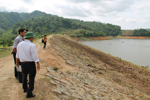 Các ngành chức năng kiểm tra mực nước tại hồ Buôn Triết (huyện Lắk).