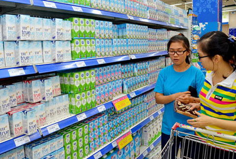 Người tiêu dùng chọn mua sữa tại một siêu thị ở TP HCM Ảnh: Tấn Thạnh