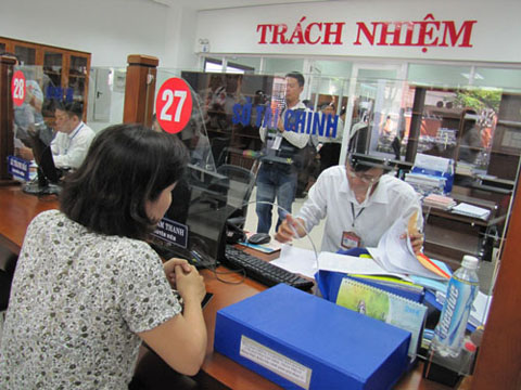 Người dân đến làm việc tại Trung tâm Hành chính TP Đà Nẵng Ảnh: HOÀNG DŨNG