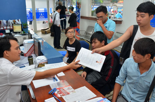 Thí sinh nộp hồ sơ xét tuyển nguyện vọng bổ sung tại Trường ĐH Nguyễn Tất Thành (TP HCM)Ảnh: TẤN THẠNH