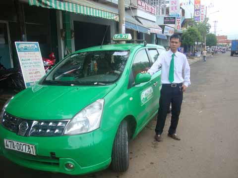 Xe của Công ty Taxi Mai Linh  chờ đón khách trên địa bàn TP. Buôn Ma Thuột