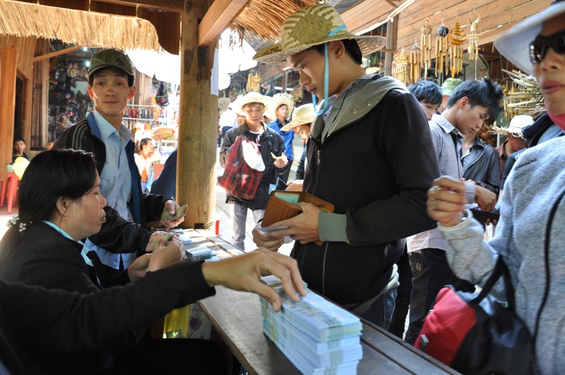 Du khách mua vé tham quan Khu du lịch cầu treo Bản Đôn trong mùa lễ hội (Ảnh minh họa)