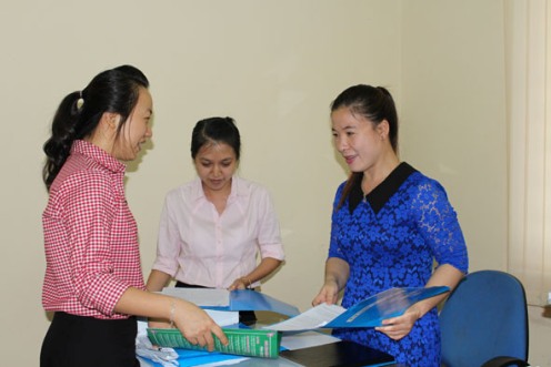 Chị Hoàng Thị Tâm (ngoài cùng bên phải) trao đổi công việc với đồng nghiệp. 