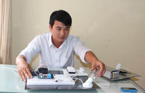 Anh Nguyễn Thanh Hải với mô hình tắt thiết bị  điện dân dụng bằng điện thoại di động.