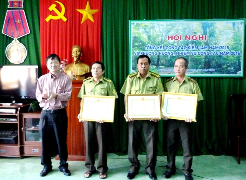 Ông Nguyễn Hoài Dương, Giám đốc Sở NN-PTNT tỉnh trao Bằng khen của Bộ NN-PTNT cho  các cá nhân và tập thể.
