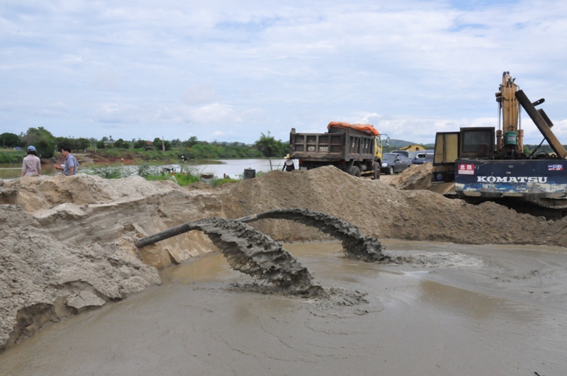 Bãi tập kết của một doanh nghiệp khai thác cát trên địa bàn huyện Krông Ana