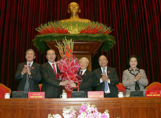 Các đại biểu tặng hoa chúc mừng Tổng Bí thư Nguyễn Phú Trọng tái đắc cử Ảnh: TTXVN