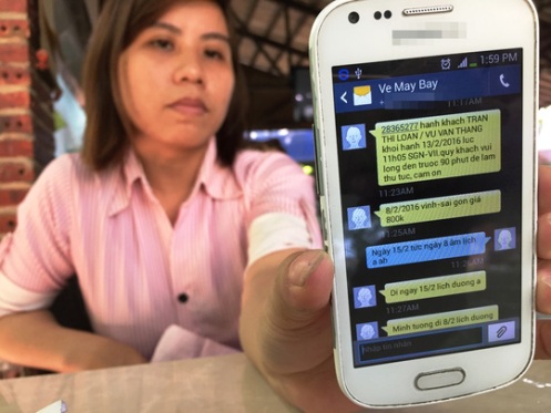 Chị Loan cho xem tin nhắn mà Việt nói đã đặt vé máy bay thành công sau đó thu tiền. - Ảnh: LÊ PHONG