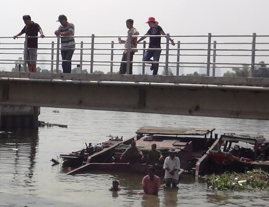 Hiện trường vụ chìm xà lan 200 tấn trên sông Sài Gòn chiều 2-1. Ảnh TL