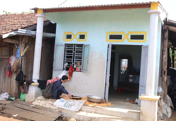 Nhà của một hộ dân xây dựng trái quy hoạch tại xã Ea M’droh.