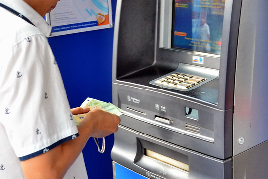 Thẻ ATM ở Việt Nam chủ yếu để rút tiền mặt Ảnh: Tấn Thạnh