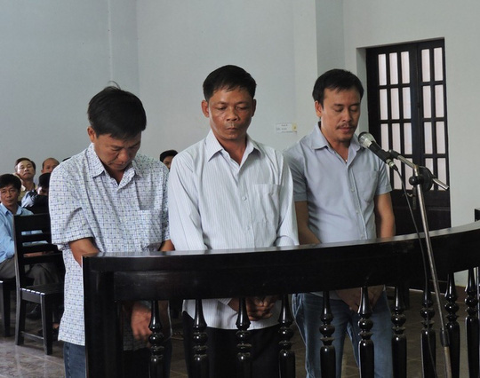 Các bị cáo Nguyễn Trọng Toàn, Lê Đình Trọng và Nguyễn Xuân Chung (từ phải qua) tại phiên tòa sơ thẩm