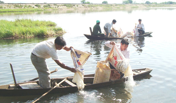 Chi cục Thủy sản thả cá bổ sung nguồn lợi thủy sản ở hồ Ea Súp Hạ (huyện Ea Súp).