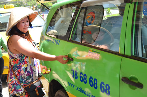 Nhiều hãng taxi ở TP HCM cho biết khó điều chỉnh giá cước sau đợt giảm giá xăng ngày 4-1 Ảnh: TẤN THẠNH