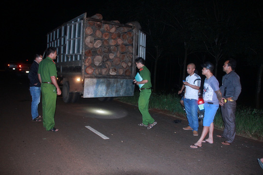 Công an huyện Ea H’leo tạm giữ xe chở gỗ sau khi nhận tin báo của phóng viên.Ảnh: CAO NGUYÊN