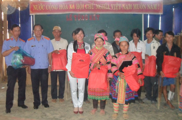 Đại diện Viện KSND huyện Krông Bông thăm hỏi và tặng quà bà con thôn Ea Bar, xã Cư Pui.    Ảnh: D. Tiến
