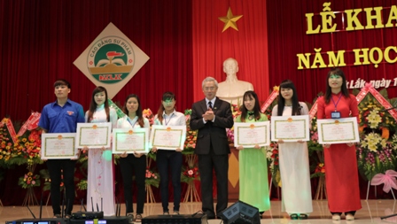 Lãnh đạo nhà trường trao thưởng cho tập thể lớp và 6 sinh viên Xuất sắc.
