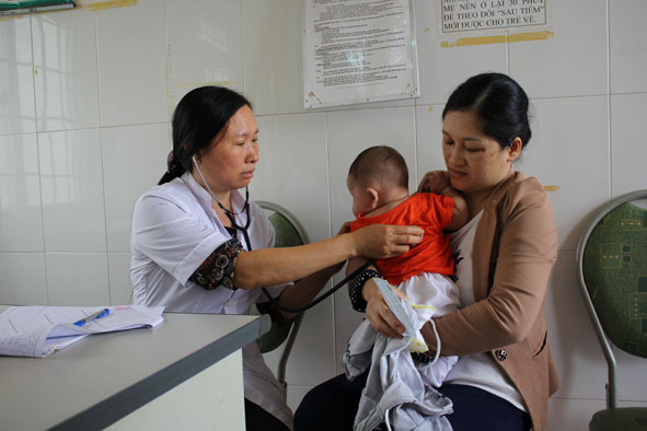 Kiểm tra sức khỏe cho trẻ em tại Trạm Y tế thị trấn Ea Đrăng (huyện Ea H’leo). 				    		                          Ảnh: Q. Nhật