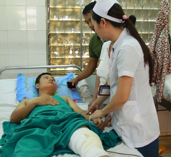 Thượng úy Nguyễn Trường Chinh vẫn đang phải điều trị tại bệnh viện do vỡ xương bánh chè.