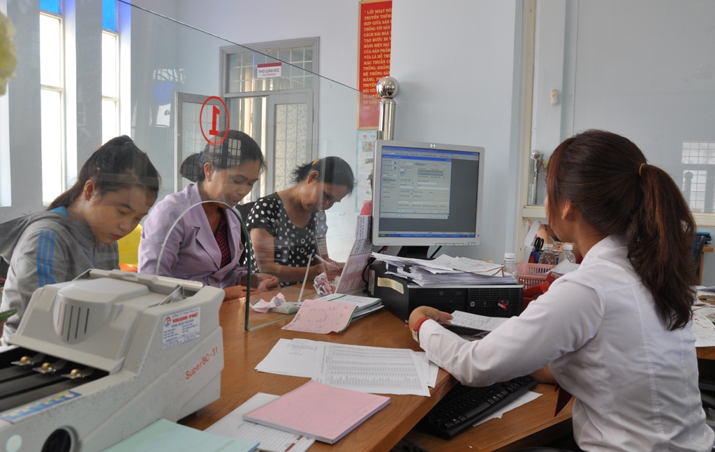 Khách hàng giao dịch tại Ngân hàng NN-PTNT chi nhánh Đắk Lắk